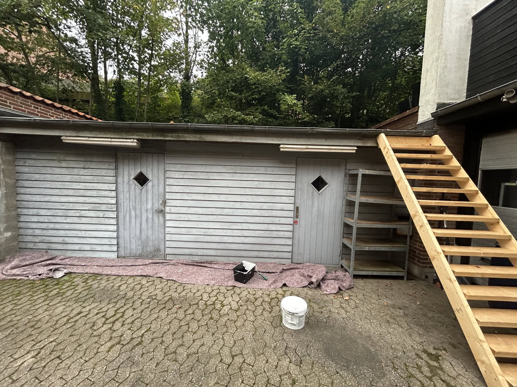 Før, malet garage i Horsens